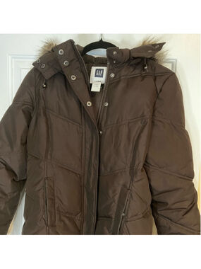 GAP Women's Brown Puffer Jacket Excellent Condition with Faux Fur Lined Hood
